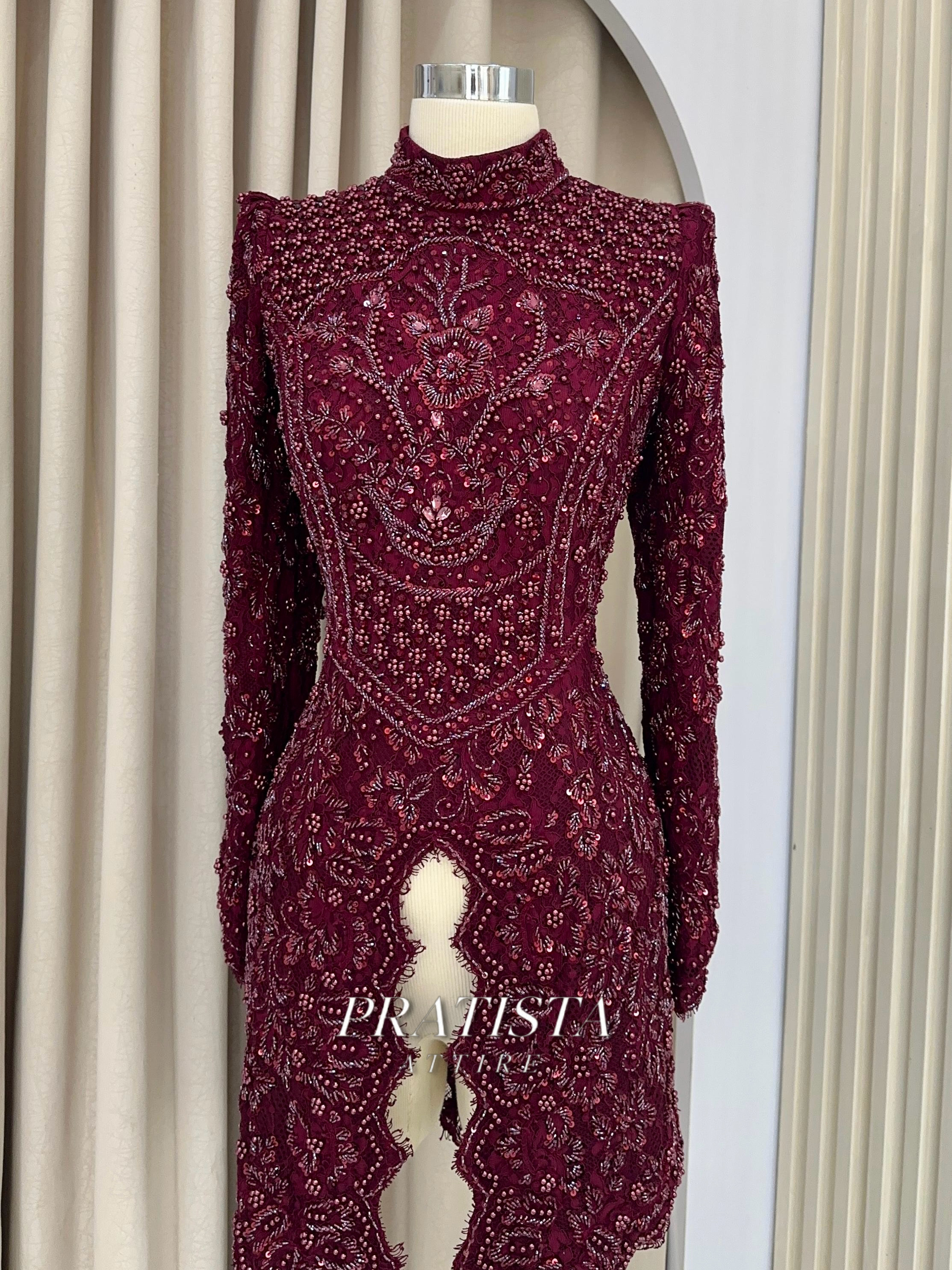 Anastelle Maroon in Maroon